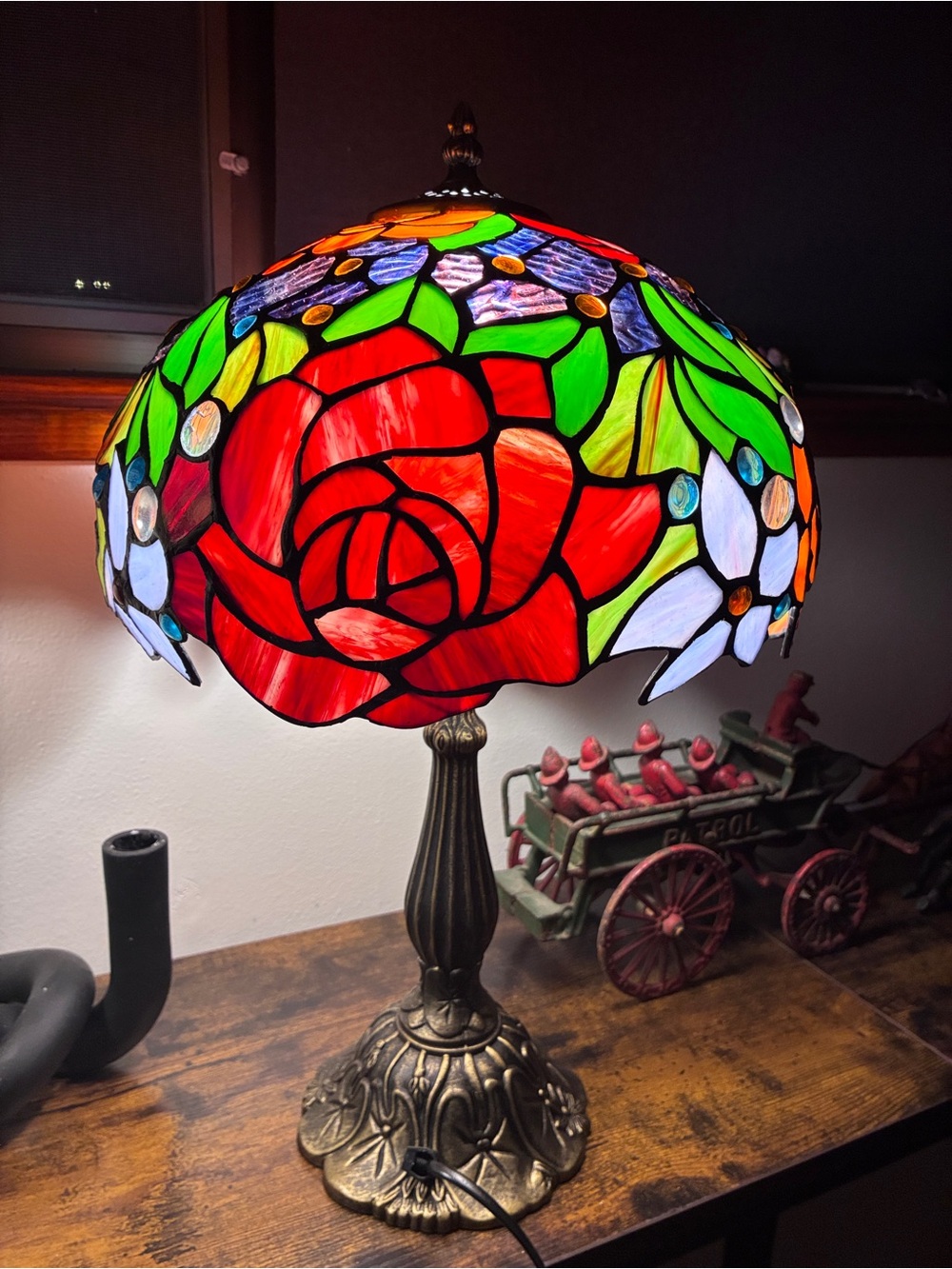 Vintage Tiffany Style Rose Stained Glass Table Lamp 19” tall shade diameter 12”